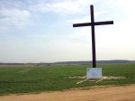 Weltjugendtagskreuz im Marienfeld mit der Baustelle `Papsthügel` (22.03.2005)