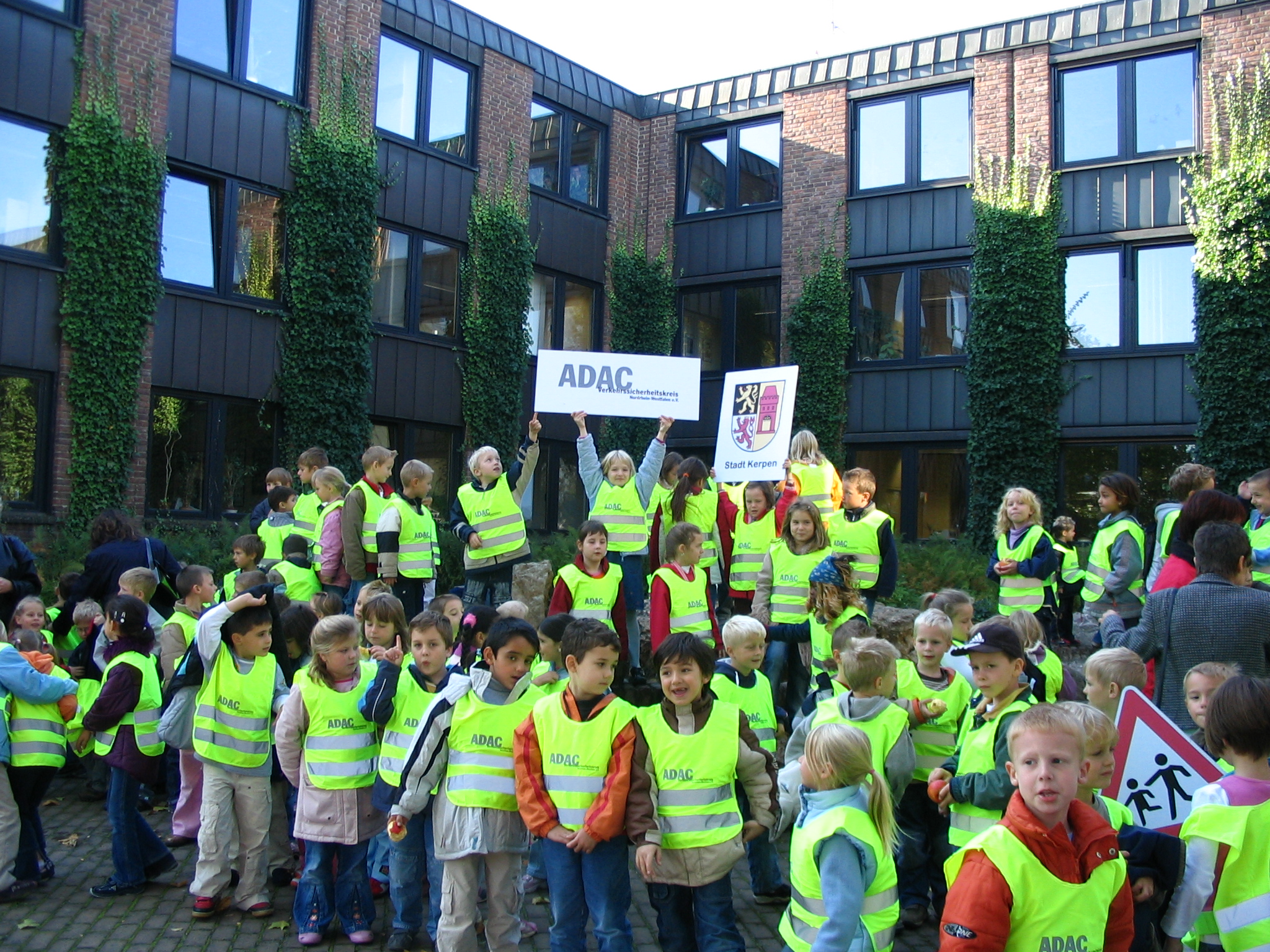 Kindergruppe vor dem Rathaus